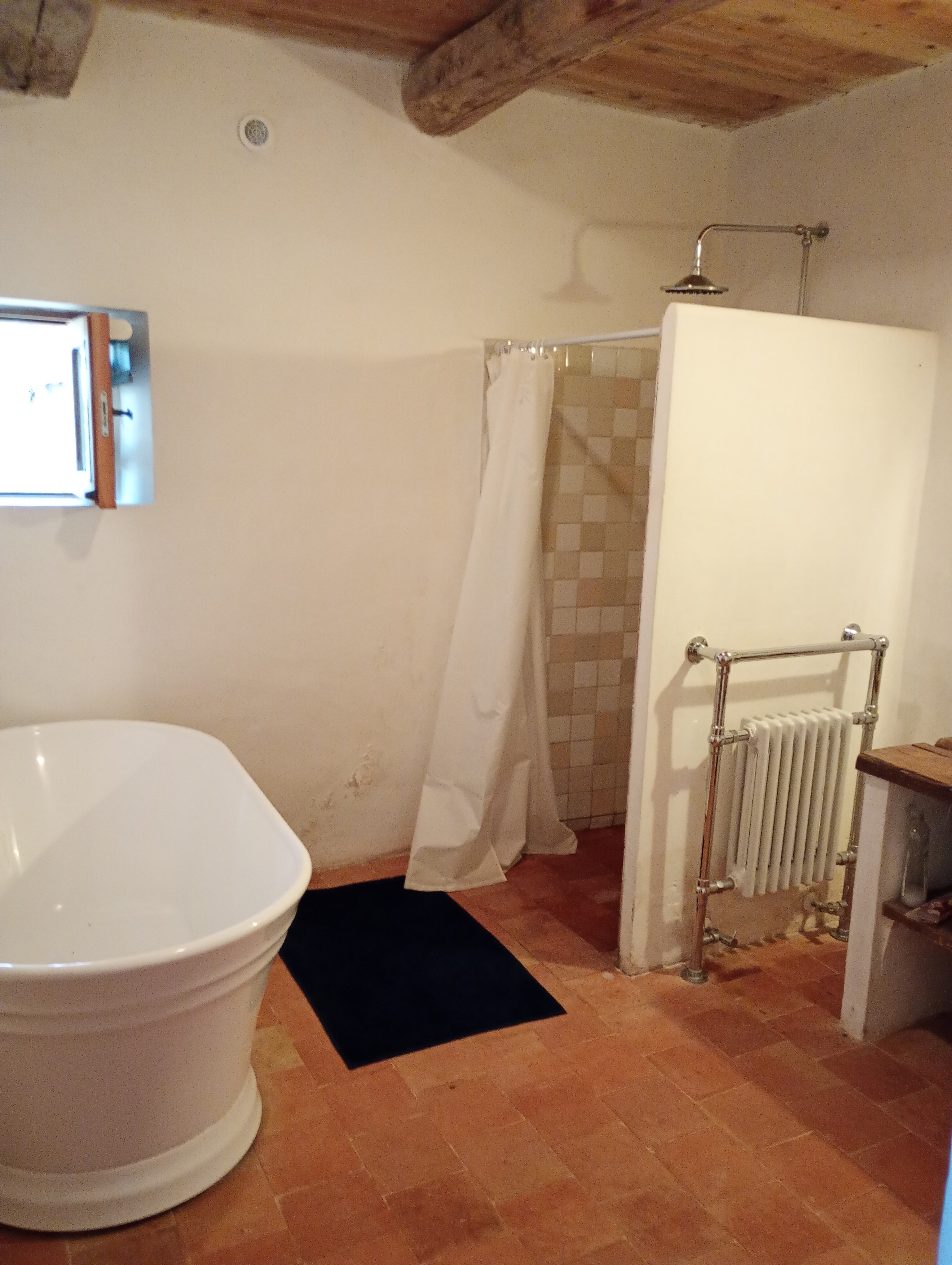 Salle de bains : douche à l’italienne et baignoire