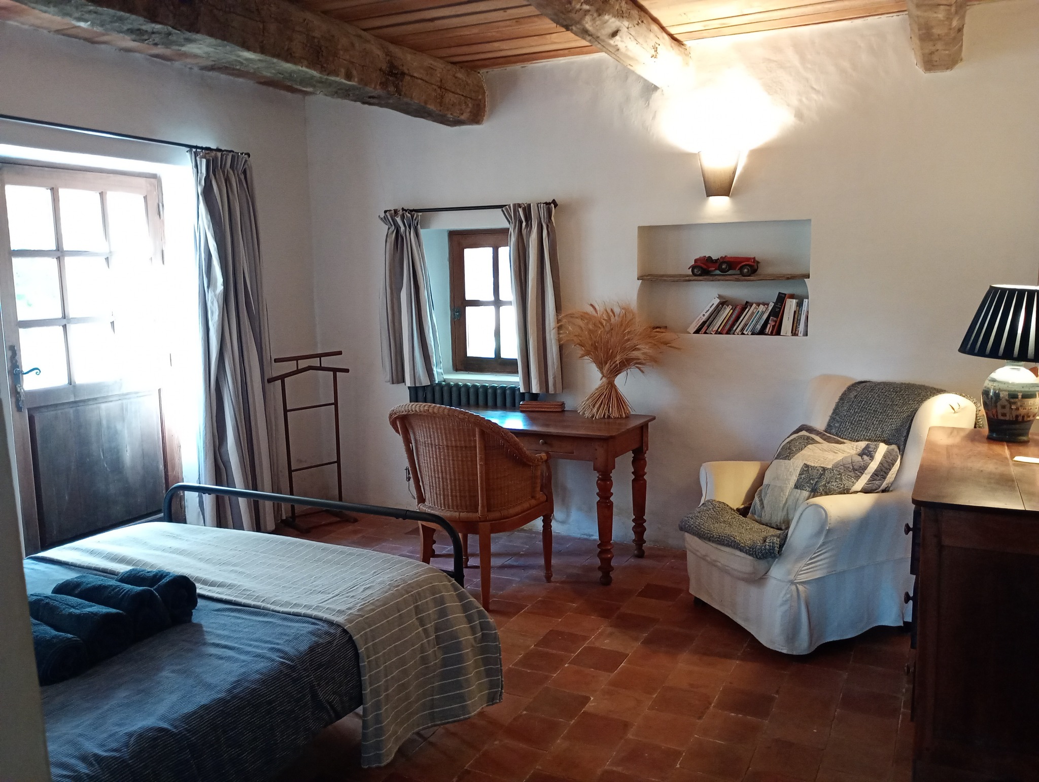Vue générale de la chambre, lit et fenêtre
