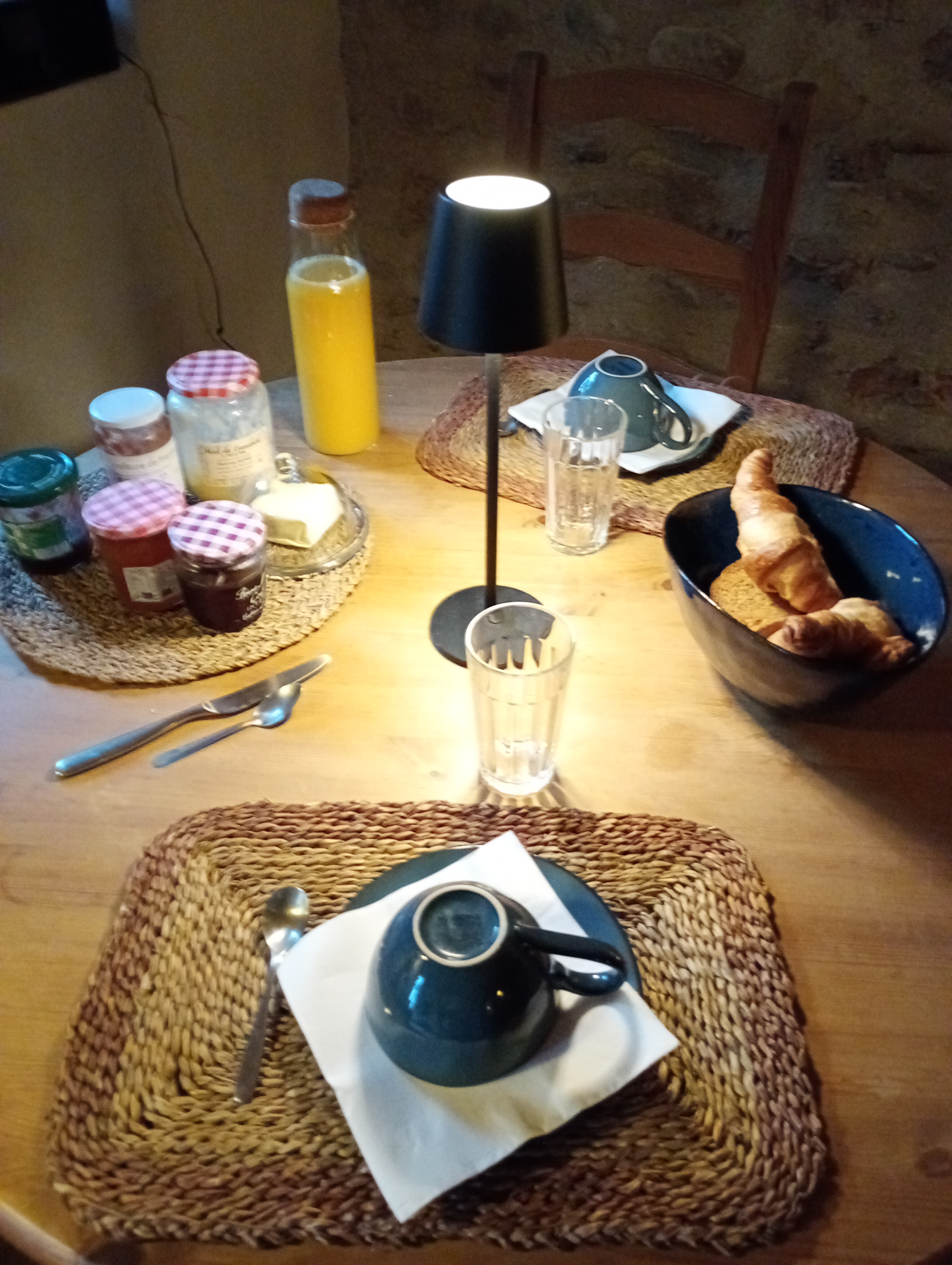 Petit-déjeuner servi à l’intérieur, salle à manger